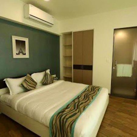 7 Star Weekend Studio At Rajhans Belliza By Global Hospitality Σουράτ Εξωτερικό φωτογραφία