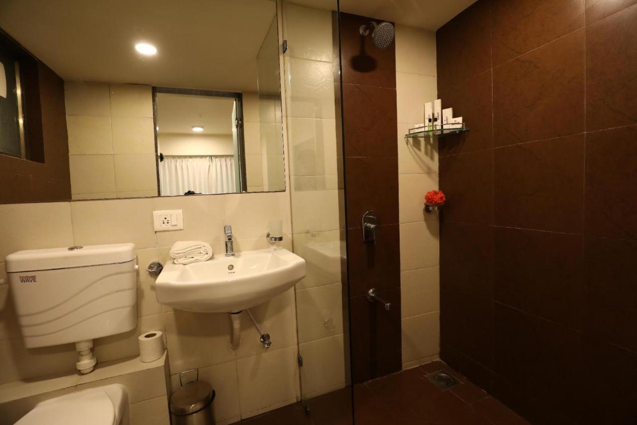 7 Star Weekend Studio At Rajhans Belliza By Global Hospitality Σουράτ Εξωτερικό φωτογραφία