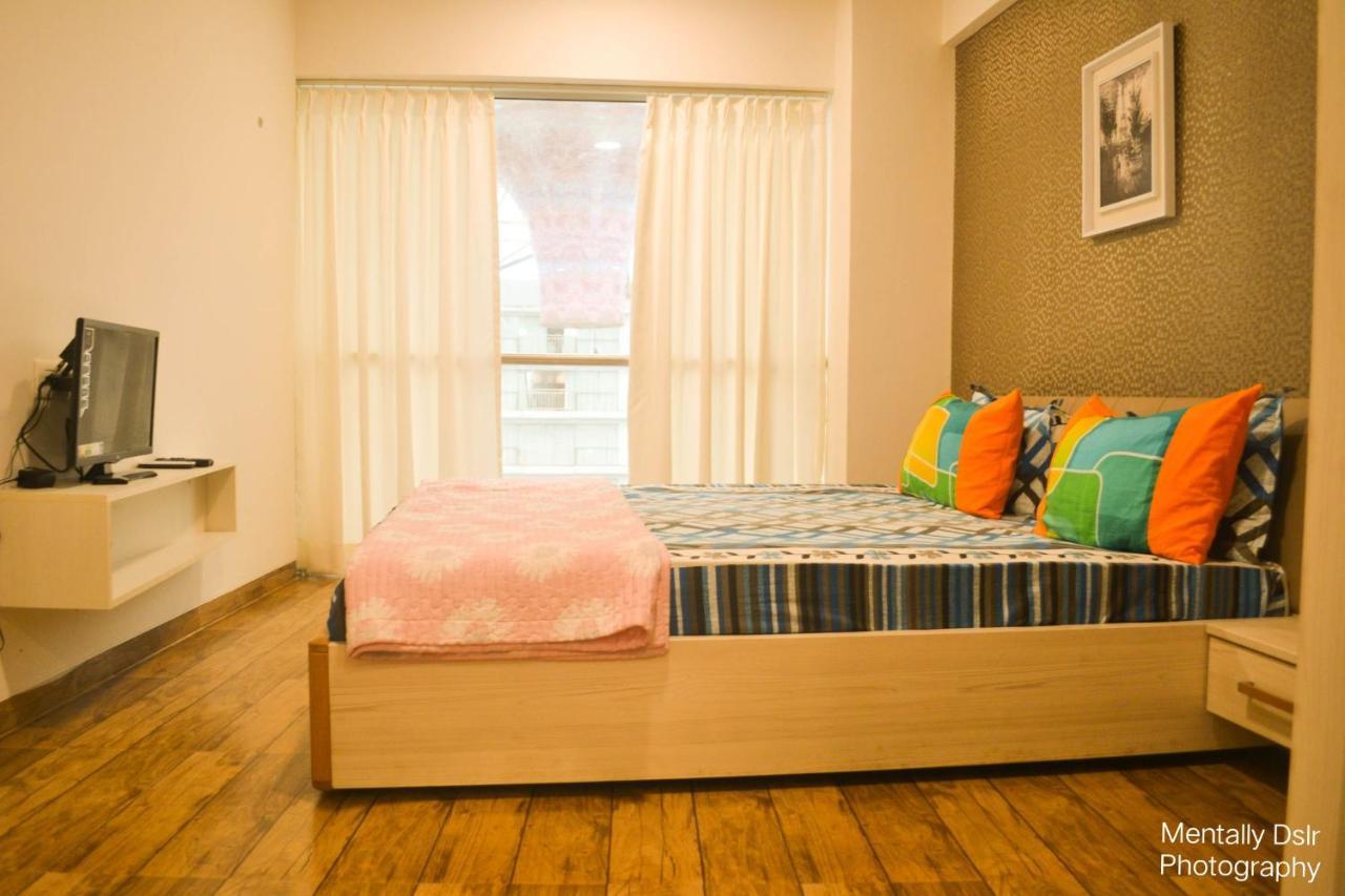7 Star Weekend Studio At Rajhans Belliza By Global Hospitality Σουράτ Εξωτερικό φωτογραφία