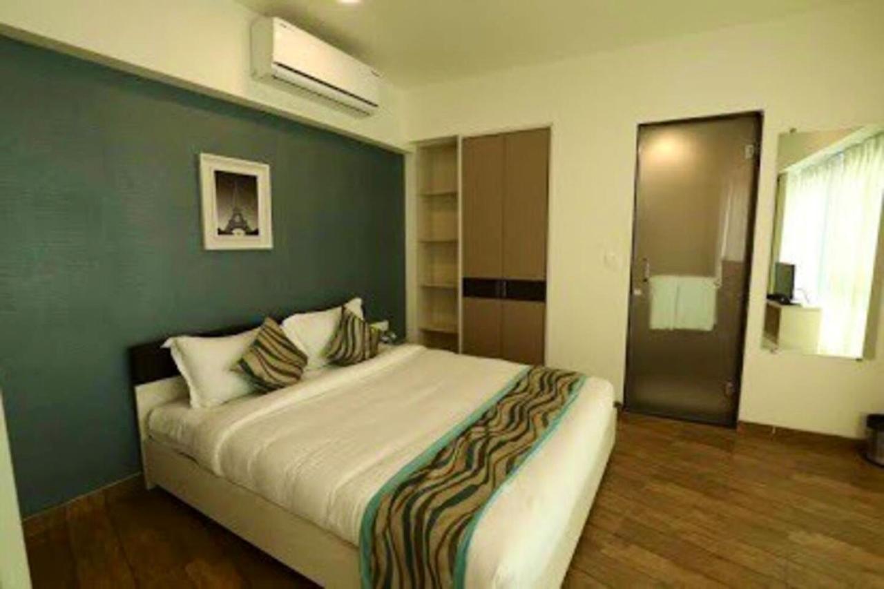7 Star Weekend Studio At Rajhans Belliza By Global Hospitality Σουράτ Εξωτερικό φωτογραφία