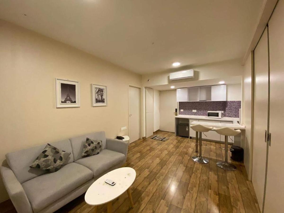 7 Star Weekend Studio At Rajhans Belliza By Global Hospitality Σουράτ Εξωτερικό φωτογραφία